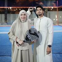 Gaya Unik Tyas Mirasih-Tengku Tezi Main Padel, Tampil Santun Berbusana Syari