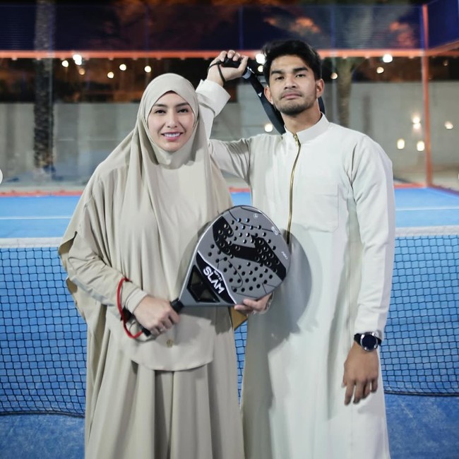 Gaya Unik Tyas Mirasih-Tengku Tezi Main Padel, Tampil Santun Berbusana Syari