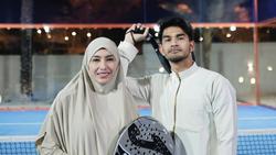 Gaya Unik Tyas Mirasih-Tengku Tezi Main Padel, Tampil Santun Berbusana Syari