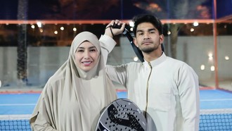 Gaya Unik Tyas Mirasih-Tengku Tezi Main Padel, Tampil Santun Berbusana Syar'i