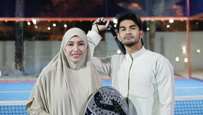 Gaya Unik Tyas Mirasih-Tengku Tezi Main Padel, Tampil Santun Berbusana Syari