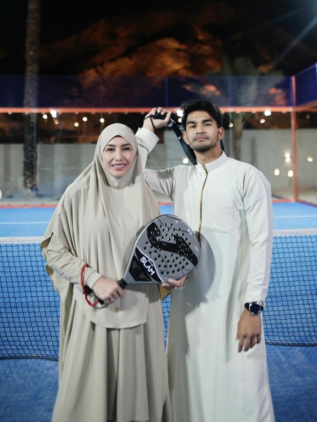 Gaya Unik Tyas Mirasih-Tengku Tezi Main Padel, Tampil Santun Berbusana Syari