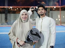 Gaya Unik Tyas Mirasih-Tengku Tezi Main Padel, Tampil Santun Berbusana Syari