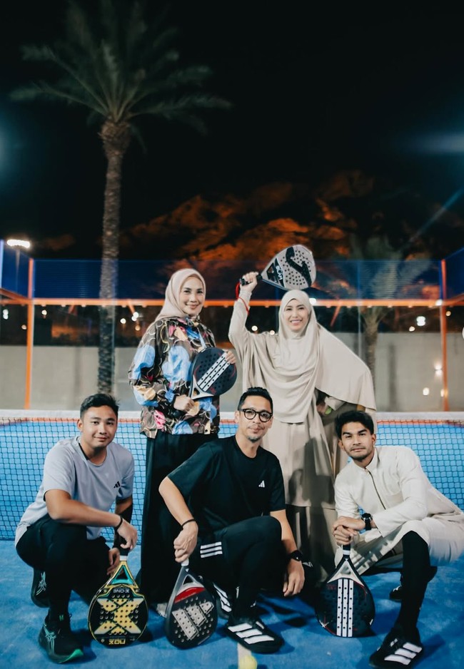 Tak hanya berdua, Tyas dan Tezi juga bermain padel bersama para sahabatnya. Busana yang dikenakan Tyas dan Tezi terlihat yang paling beda dan curi atensi. Foto: Instagram/@tyasmirasih