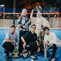 Tak hanya berdua, Tyas dan Tezi juga bermain padel bersama para sahabatnya. Busana yang dikenakan Tyas dan Tezi terlihat yang paling beda dan curi atensi. Foto: Instagram/@tyasmirasih