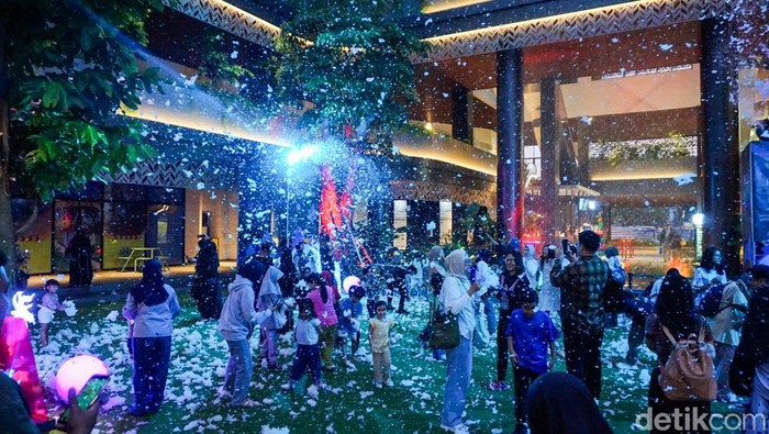 Instalasi cahaya menghiasi kawasan Urban Forest Cipete, Jakarta Selatan, menjadi daya tarik warga untuk berwisata malam selama libur Natal dan Tahun Baru, Rabu (17/12/2025). Lampu warna-warni dipasang di sepanjang area taman dan pepohonan, menciptakan suasana artistik di ruang terbuka hijau tengah kota.