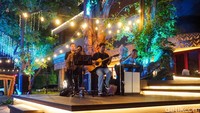 Selain instalasi cahaya, hiburan musik live turut meramaikan suasana malam.
