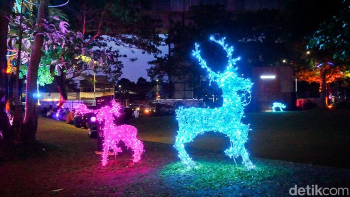 Instalasi cahaya menghiasi kawasan Urban Forest Cipete, Jakarta Selatan, menjadi daya tarik warga untuk berwisata malam selama libur Natal dan Tahun Baru, Rabu (17/12/2025). Lampu warna-warni dipasang di sepanjang area taman dan pepohonan, menciptakan suasana artistik di ruang terbuka hijau tengah kota.