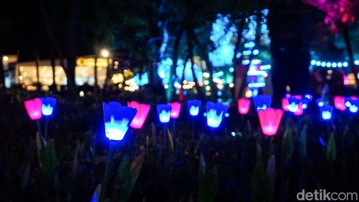 Instalasi cahaya menghiasi kawasan Urban Forest Cipete, Jakarta Selatan, menjadi daya tarik warga untuk berwisata malam selama libur Natal dan Tahun Baru, Rabu (17/12/2025). Lampu warna-warni dipasang di sepanjang area taman dan pepohonan, menciptakan suasana artistik di ruang terbuka hijau tengah kota.