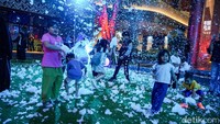 Pengunjung tampak menikmati atraksi visual ala salju turun yang hadir pada pukul 18.00 -19.00 WIB di kawasan Urban Forest Cipete.