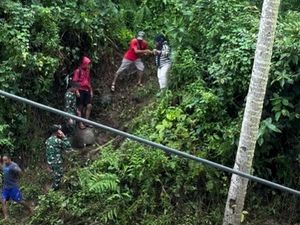 Video: Perjuangan Evakuasi Ibu Hamil di Padang, Lewati Jalan Terjal-Sungai