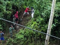 Video: Perjuangan Evakuasi Ibu Hamil di Padang, Lewati Jalan Terjal-Sungai