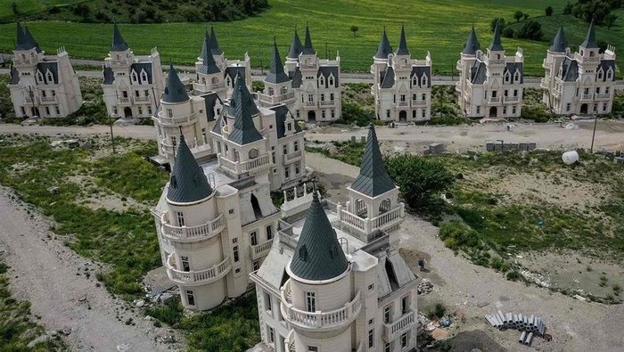 Mimpi Jadi Negeri Dongeng Sia-sia, Utang Bikin Kompleks Ini Jadi Kota Hantu