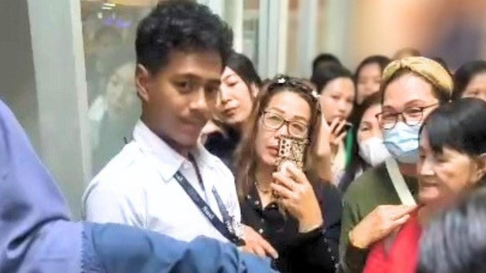 Warga Krayan mengundi KTP untuk bisa naik pesawat perintis.