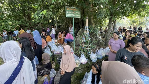 Warga menggelar tradisi doa bersama di sendang Desa Sukolilo Kecamatan Sukolilo Pati sebagai bentuk menjaga dan syukur terhadap lingkungan, Rabu (17/12/2025).