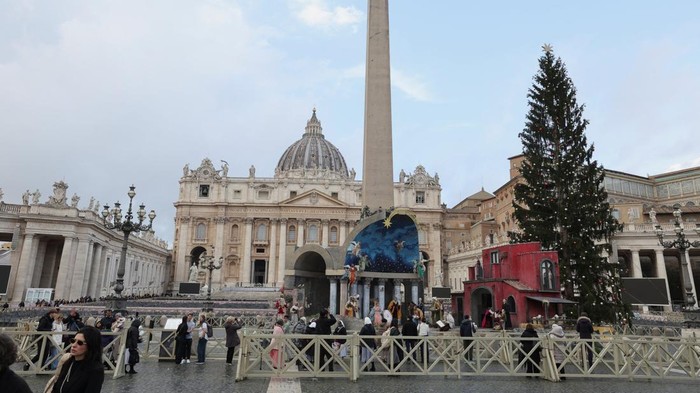 A Nativity scene, designed and developed in the Diocese of Nocera Inferiore-Sarno and the Vatican's Christmas tree, donated by the Alpine communities of Lagundo and Ultimo in the Val d'Ultimo, are displayed in St. Peter's Square, at the Vatican, December 17, 2025. REUTERS/Ciro De Luca