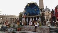 Adegan kelahiran Yesus karya Keuskupan Nocera Inferiore-Sarno dipamerkan di Vatikan, menampilkan detail artistik yang sarat makna religius. REUTERS/Ciro De Luca