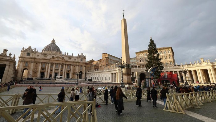 A Nativity scene, designed and developed in the Diocese of Nocera Inferiore-Sarno and the Vatican's Christmas tree, donated by the Alpine communities of Lagundo and Ultimo in the Val d'Ultimo, are displayed in St. Peter's Square, at the Vatican, December 17, 2025. REUTERS/Ciro De Luca
