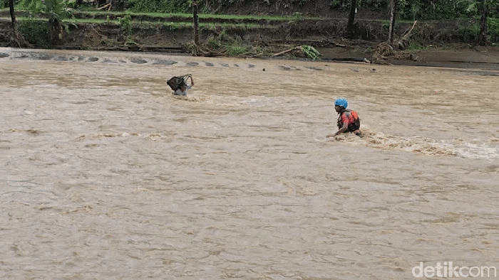 Aksi Abah Endang Seberangi Arus Liar Cidadap demi Hantarkan Tas