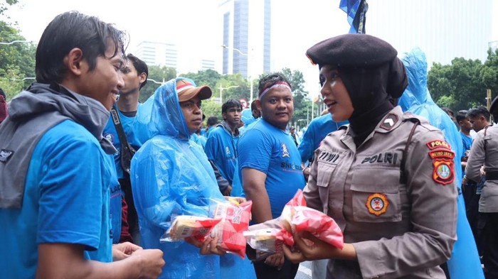 Aksi Nelayan di Monas Diguyur Hujan, Polwan Bagikan Roti dan Air Mineral