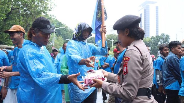 Aksi nelayan di Monas diguyur hujan, Polwan bagikan roti dan air mineral Aksi nelayan di Monas diguyur hujan, Polwan bagikan roti dan air mineral