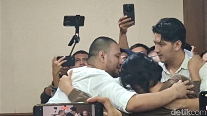 Tangis Ammar Zoni Peluk Adik Jelang Sidang: Maafin Gue, Gue Gak Bersalah!