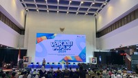 Suasana Gelar Karya Vokasi Pendidikan Khusus, dan Pendidikan Layanan Khusus (PKPLK) 2025 tampak ramai dengan kehadiran siswa SMK, guru, serta para narasumber pada Kamis (18/12/2025) di Gedung A Kemendikdasmen Lantai 1, Senayan. Foto: (Callan Rahmadyvi Triyunanto/detikcom)