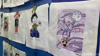Berbagai hasil lukisan pada tote bag karya siswa SLB Mandiri Putra Bangsa dipamerkan dalam kegiatan Pameran Gelar Karya Vokasi PKPLK 2025. Foto: (Callan Rahmadyvi Triyunanto/detikcom)