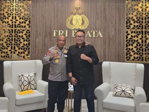 Anggota DPRD Jabar Ahmad Hidayat bersama Kapolda Jawa Barat Irjen Pol Rudi Setiawan. Anggota DPRD Jabar Ahmad Hidayat bersama Kapolda Jawa Barat Irjen Pol Rudi Setiawan.