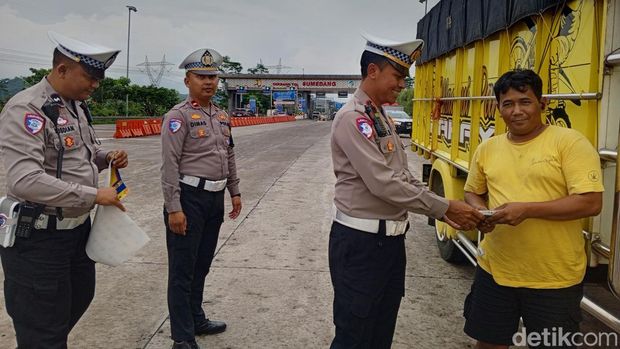 Apel gelar pasukan Tol Cisumdawu dan pemberian obat vitamin kepada sopir. Apel gelar pasukan Tol Cisumdawu dan pemberian obat vitamin kepada sopir.