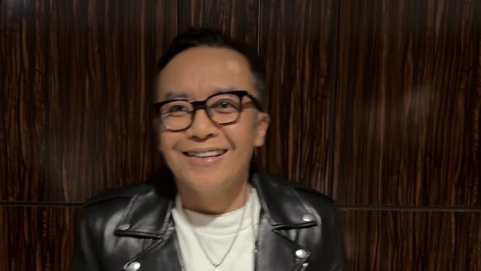 Ade Tya Bantah Tertarik dengan Ari Lasso