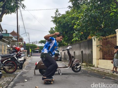 Atlet Skateboard Indonesia, Basral Graito, saat ditemui di rumahnya di Desa Tohudan, Kecamatan Colomadu, Kabupaten Karanganyar, Kamis (18/12/2025).