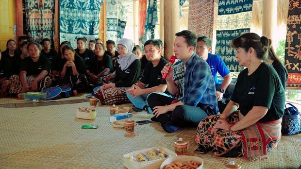 Bakti BCA Gandeng Nicholas Saputra Lestarikan Wastra Alam di Sumba Timur