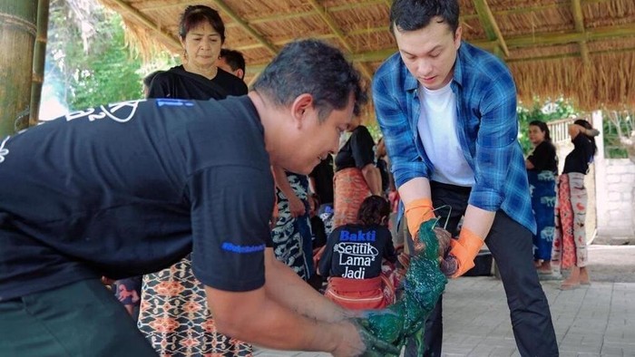 Bakti BCA Gandeng Nicholas Saputra Lestarikan Wastra Alam di Sumba Timur