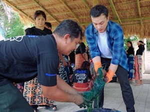 Bakti BCA Gandeng Nicholas Saputra Lestarikan Wastra Alam di Sumba Timur