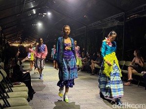 Sarung Hingga Tenun, Warna Nusantara Meriahkan Runway Bali Fashion Trend 2025