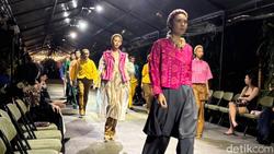 Warna Nusantara di Bali Fashion Trend 2025