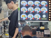 Bangun Jam 4 Pagi Tiap Hari, Anak 17 Tahun Ini Giat Jualan Bubur Kaki Lima