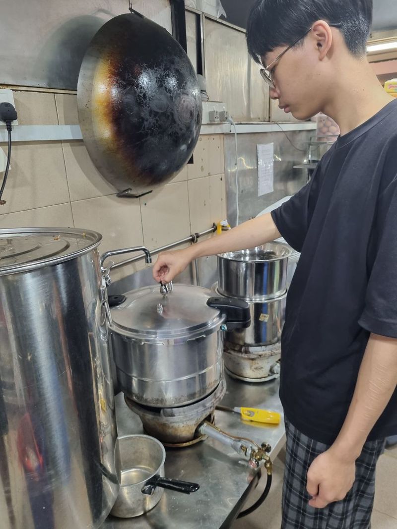 Bangun Jam 4 Pagi Tiap Hari, Anak 17 Tahun Ini Giat Jualan Bubur Kaki Lima Bangun Jam 4 Pagi Tiap Hari, Anak 17 Tahun Ini Giat Jualan Bubur Kaki Lima