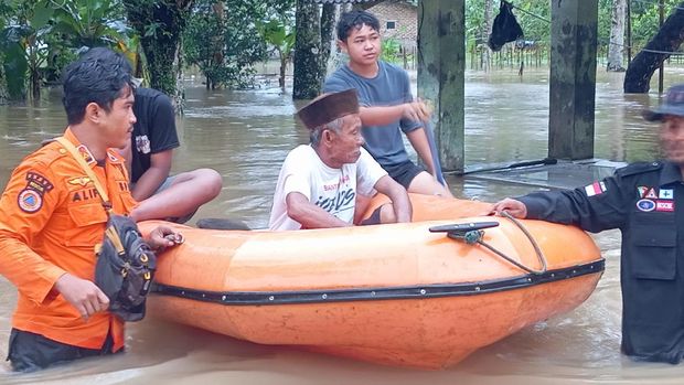 Banjir melanda enam desa di Kabupaten Serang, Banten, akibat hujan lebat. (dok.istimewa) Banjir melanda enam desa di Kabupaten Serang, Banten, akibat hujan lebat. (dok.istimewa)
