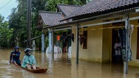 Badan Penanggulangan Bencana Daerah (BPBD) Kabupaten Serang mencatat sebanyak 2.125 jiwa terdampak banjir yang melanda tiga kecamatan. ANTARA FOTO/Muhammad Bagus Khoirunas
