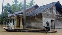 BPBD menyebut banjir dipicu oleh intensitas hujan yang tinggi dan berlangsung dalam waktu lama, sehingga menyebabkan meluapnya aliran sungai dan drainase tidak mampu menampung debit air. Sejumlah rumah warga terendam, sementara aktivitas masyarakat terganggu. ANTARA FOTO/Muhammad Bagus Khoirunas
