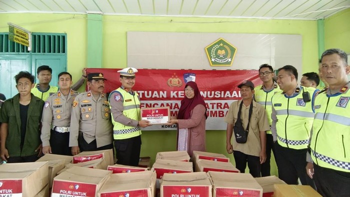 Tim Kemanusiaan Korlantas Tiba di Langkat Sumut, Salurkan Sembako Bagi Korban Banjir