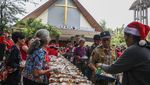 Relawan Bagikan Makanan Gratis Sambut Natal di Semarang