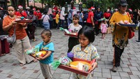 Sejumlah anak-anak menerima hidangan makanan gratis yang dibagikan anggota relawan Piring Kasih. Kegiatan ini digelar dalam rangka menyambut perayaan Natal 2025 sekaligus membantu masyarakat kurang mampu. ANTARA FOTO/Makna Zaezar