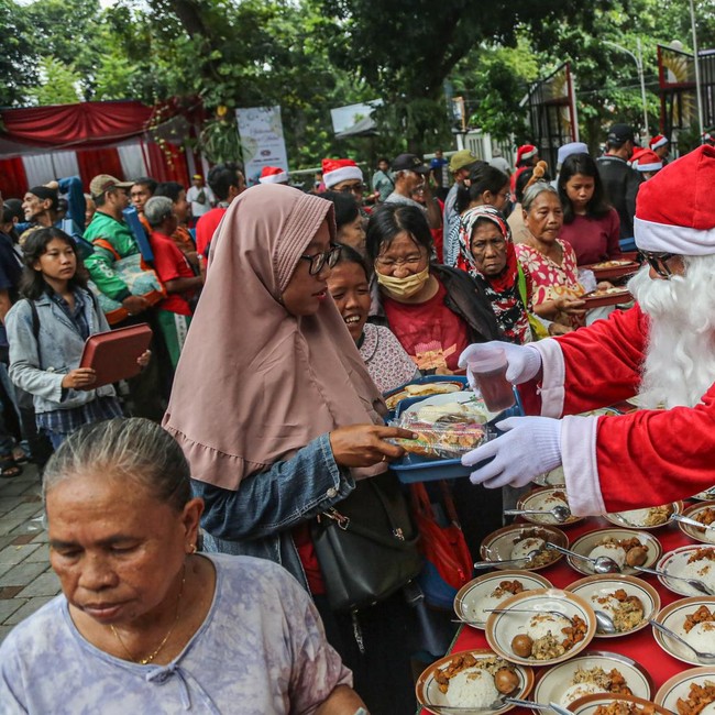 Relawan Bagikan Makanan Gratis Sambut Natal di Semarang