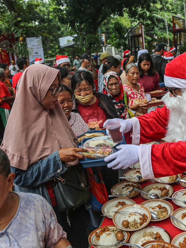 Relawan Bagikan Makanan Gratis Sambut Natal di Semarang