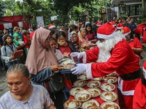 Relawan Bagikan Makanan Gratis Sambut Natal di Semarang