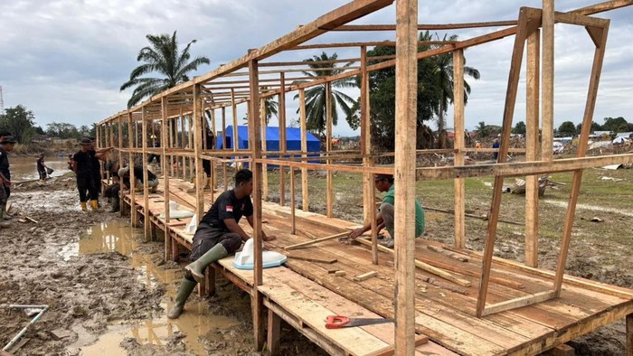 Brimob Bangun MCK Umum untuk Korban Bencana di Kuala Simpang Aceh