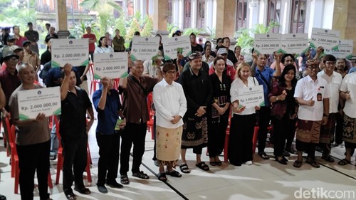 Bupati Adi Arnawa dan Wabup Bagus Alit Sucipta menyerahkan secara simbolis bansos jelang hari raya keagamaan kepada masyarakat beragama Kristen di Kuta Utara, Badung, Kamis (18/12/2025).